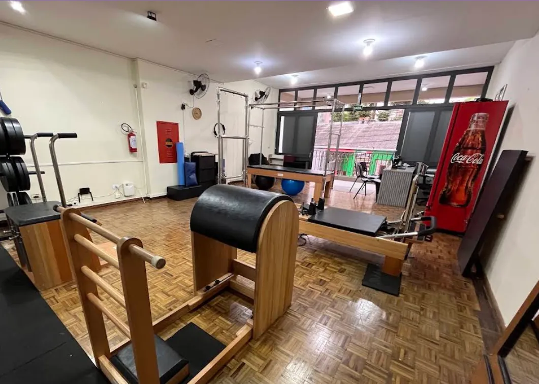 Aparelhos de Pilates em madeira no estúdio