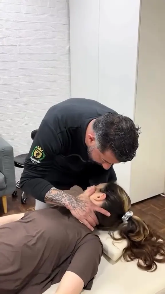 Prof. Luiz realizando um ajuste quiroprático